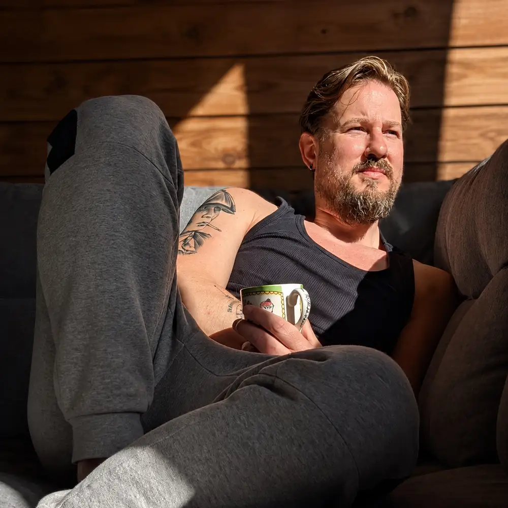 Peter Grootendorst zittend in zonlicht bij een persoonlijke blog over oude patronen, pesten en zelfbescherming.